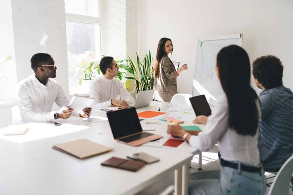 Quelles stratégies les cinémas indépendants mettent-ils en place pour rivaliser avec les multiplexes ?